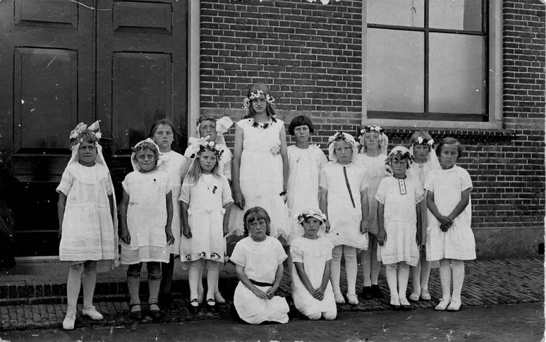 Foto gemaakt tijdens Stavers feest voor schoolgebouw omstreeks 1927.